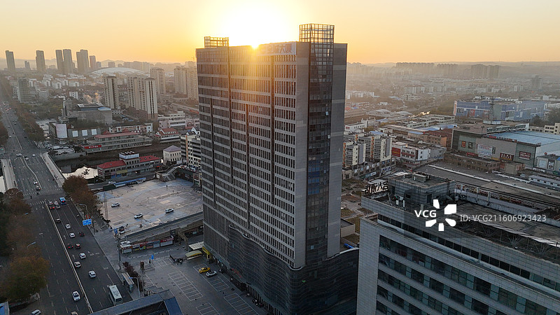 山东烟台招远市日出时分的城市航拍图片素材