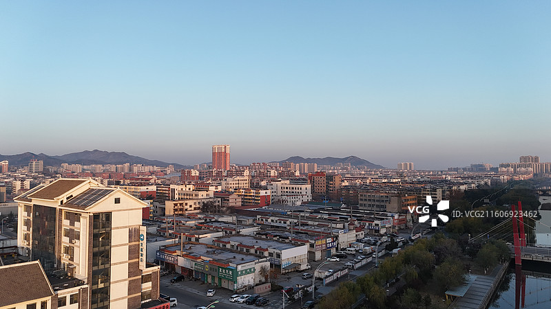 山东烟台招远市日出时分的城市航拍图片素材