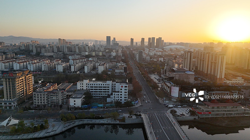 山东烟台招远市日出时分的城市航拍图片素材