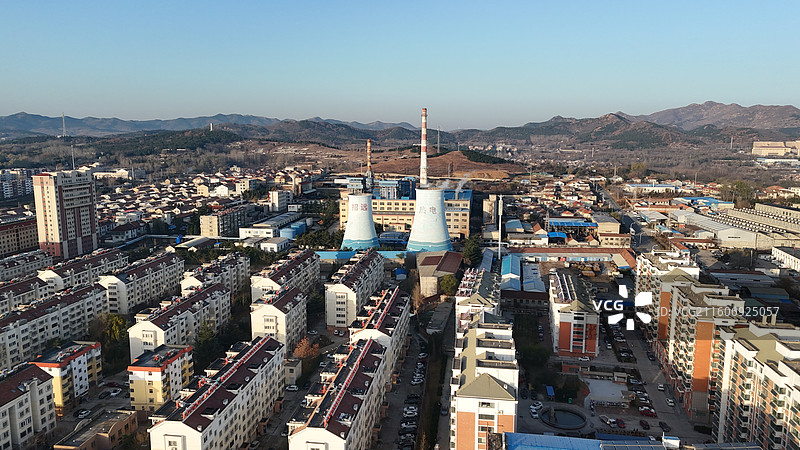 山东烟台招远市热电厂日出时分的城市航拍图片素材