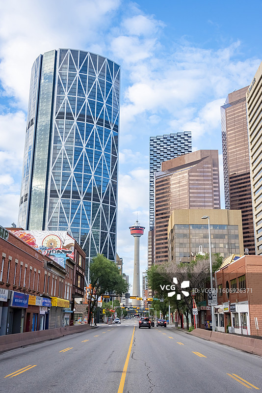 卡尔加里Downtown街景，现代高楼与卡尔加里塔相映成趣，展现城市繁华与地标风采。图片素材