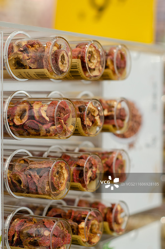 货架上摆放整齐的山楂干图片素材