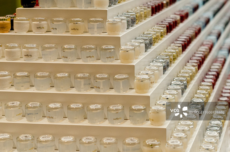 商场货架上摆放整齐的指甲油图片素材