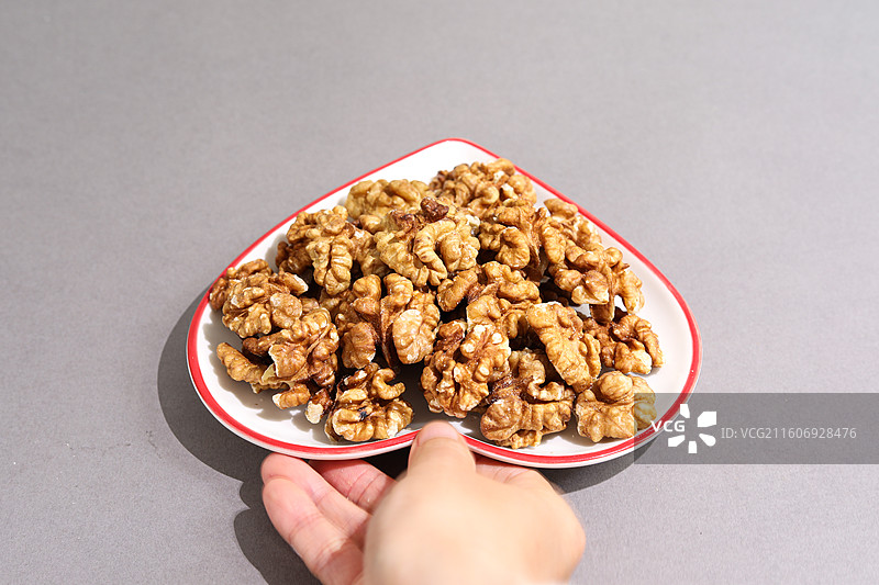 桌面上的一盘子营养健康坚果美食核桃果肉图片素材