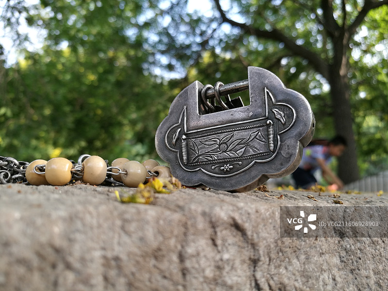 老银长命百岁花卉锁饰品。老物件古董。双喜。老银链。户外特写图片素材