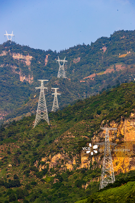 云南省昭通市永善县金沙江峡谷高压输电线铁塔图片素材