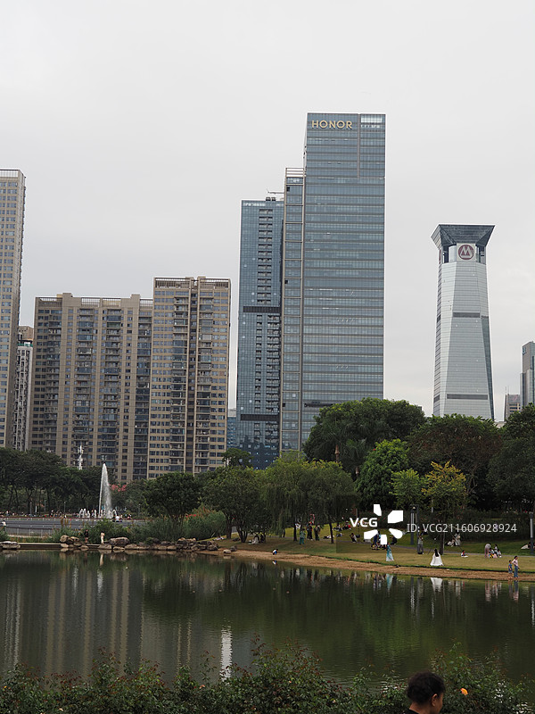 深圳市福田区香蜜公园湖边高楼大厦树草坪喷泉图片素材
