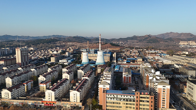 山东烟台招远市热电厂日出时分的城市航拍图片素材