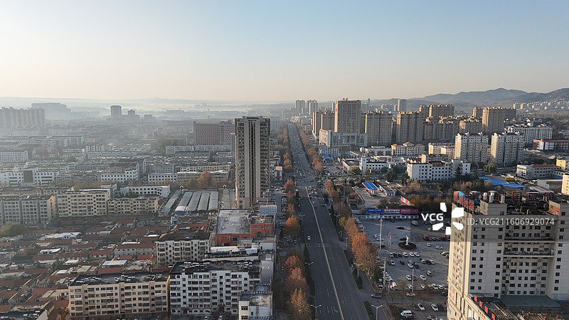 山东烟台招远市日出时分的城市航拍图片素材