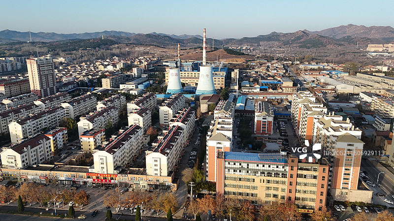 山东烟台招远市热电厂日出时分的城市航拍图片素材