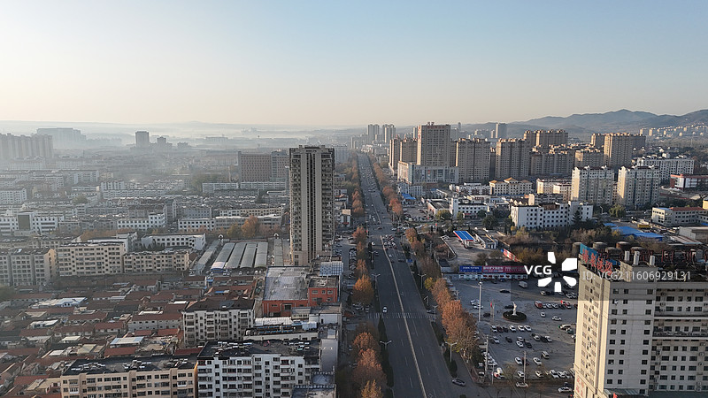 山东烟台招远市日出时分的城市航拍图片素材