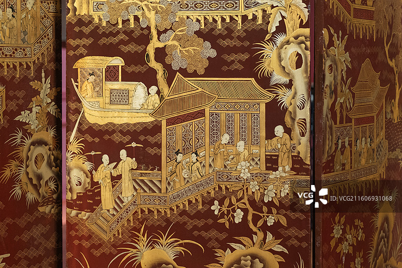 “髹漆”与共——清代广作外销漆器-红漆描金庭院人物八围屏风图片素材