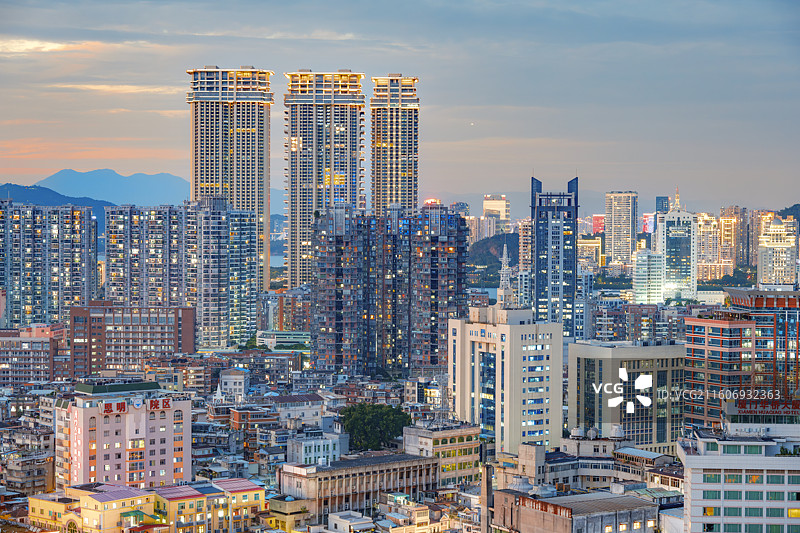 航拍厦门地标建筑黄昏夜景图片素材