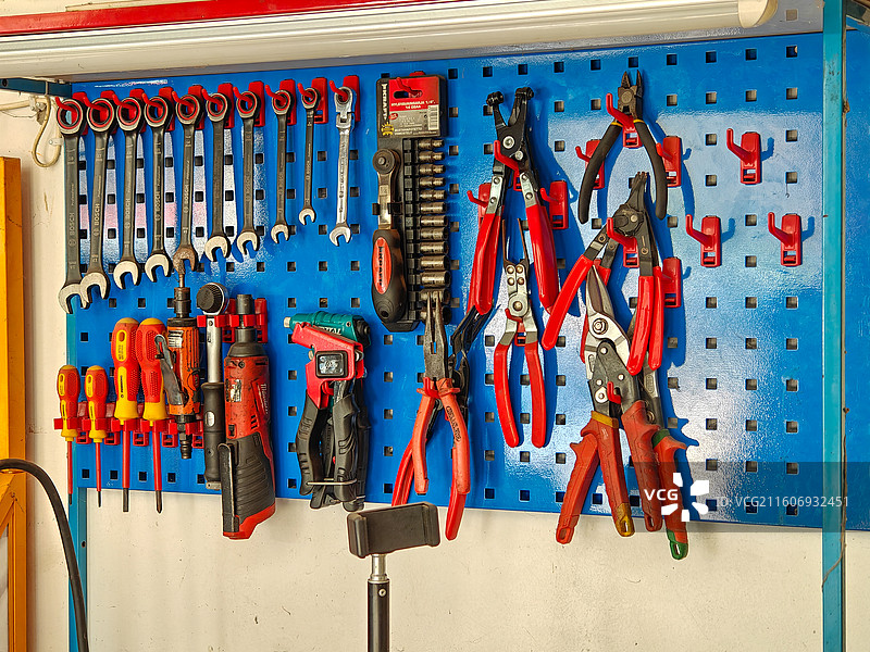 维修车间的工具墙图片素材