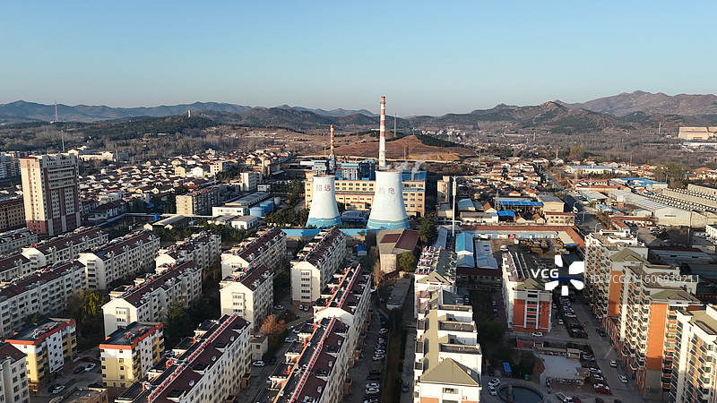 山东烟台招远市热电厂日出时分的城市航拍图片素材