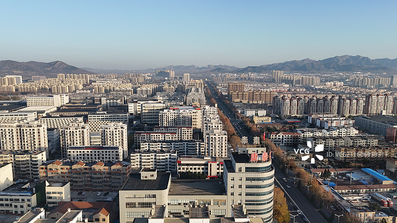 山东烟台招远市日出时分的城市航拍图片素材