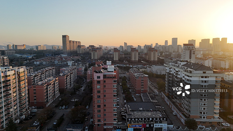 山东烟台招远市日出时分的城市航拍图片素材