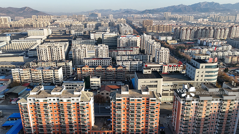 山东烟台招远市日出时分的城市航拍图片素材