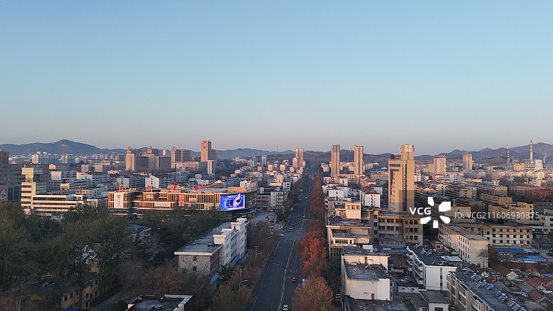 山东烟台招远市日出时分的城市航拍图片素材
