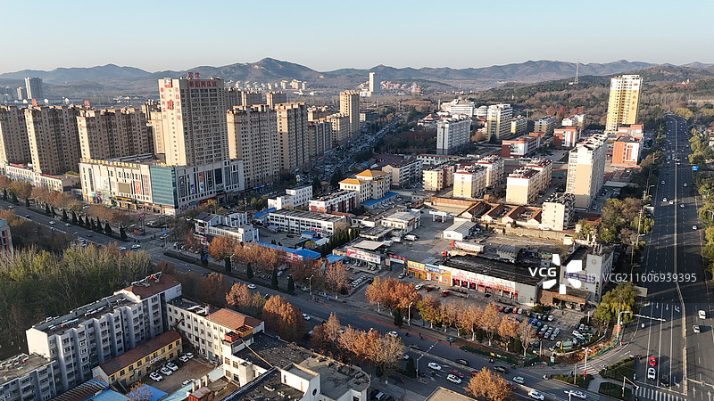 山东烟台招远市日出时分的城市航拍图片素材