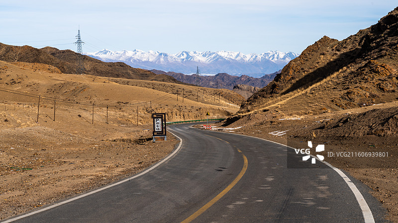 新疆博尔塔拉温泉县的雪山草原冬景图片素材
