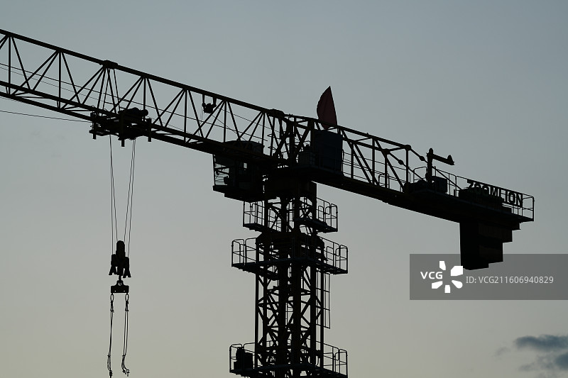 日落后的起重机剪影图片素材
