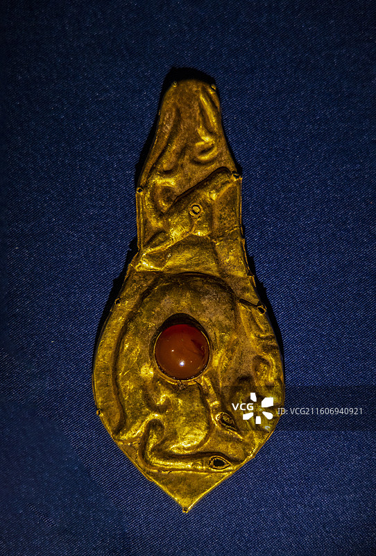 首都博物馆“黄金缕——香港故宫文化博物馆藏古代金器展”：云鹿纹当卢（西汉，香港故宫文化博物馆）图片素材