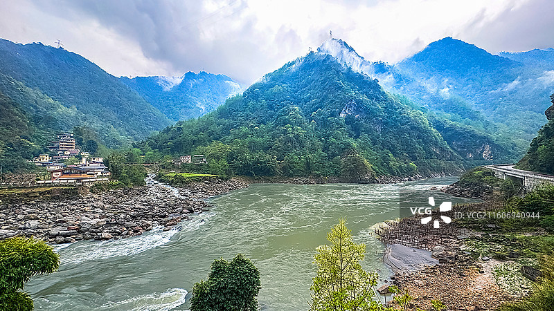 山谷中的河流和建筑物图片素材