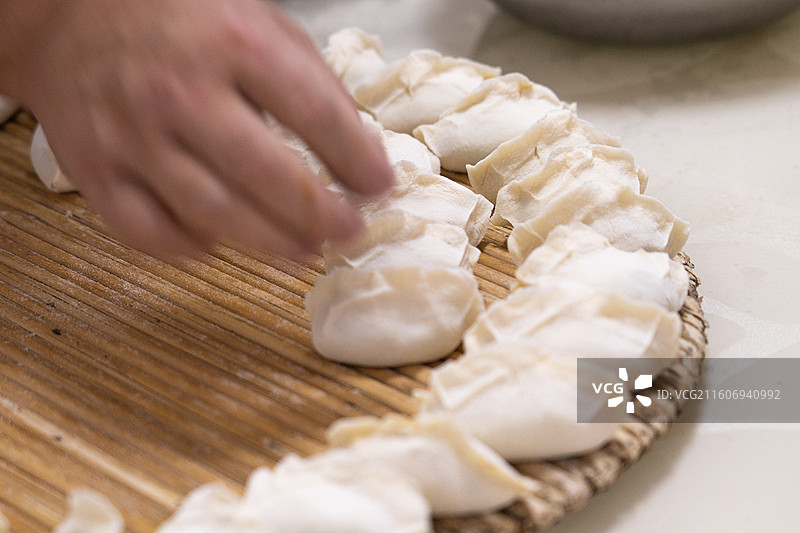 东北人家 家常版 父母包饺子图片素材