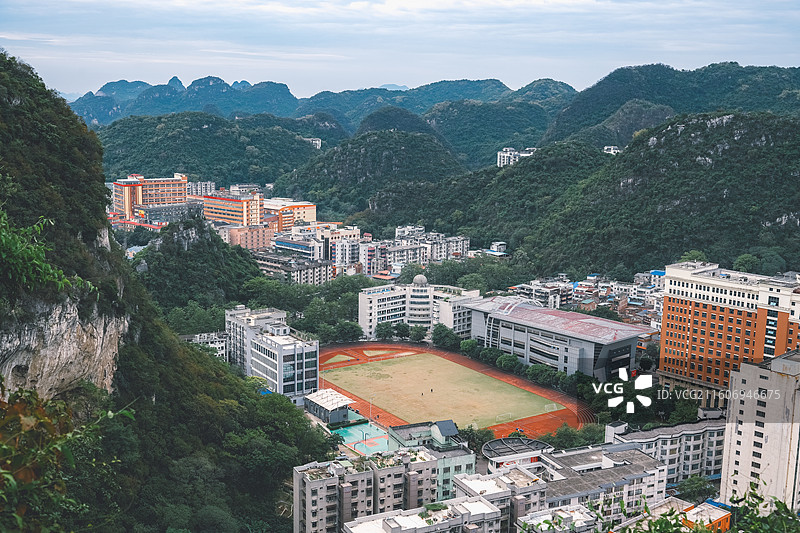 广西百万大山间的学校图片素材