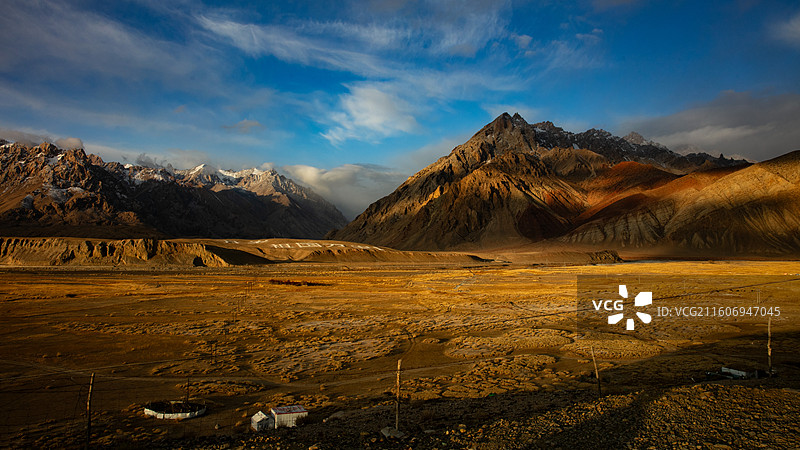 新疆塔什库尔干县瓦罕走廊日出时的风光图片素材