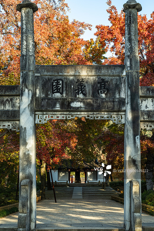 天平山“园义高”牌坊与秋色树影图片素材