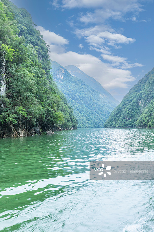 巴东县神农溪青山绿水间的自然景观图片素材