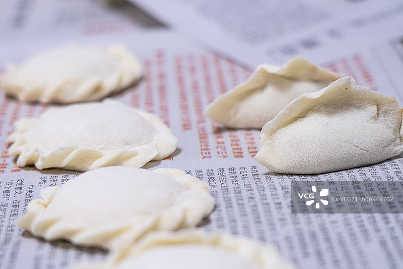 东北人家 家常版 父母包饺子图片素材