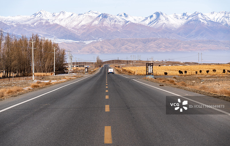 新疆博尔塔拉温泉县的雪山草原冬景图片素材