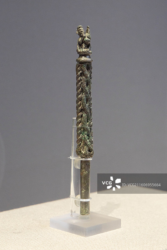 上海中国航海博物馆印证滇国云南古滇文明特展吹笙人物铜杖头 战国 云南玉溪江川李家山M24图片素材