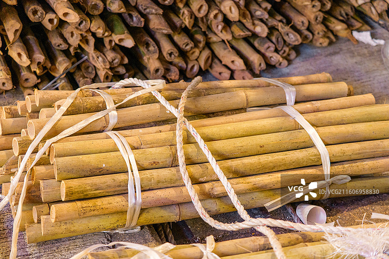 香港街头堆放的用于竹制脚手架的原料竹子图片素材