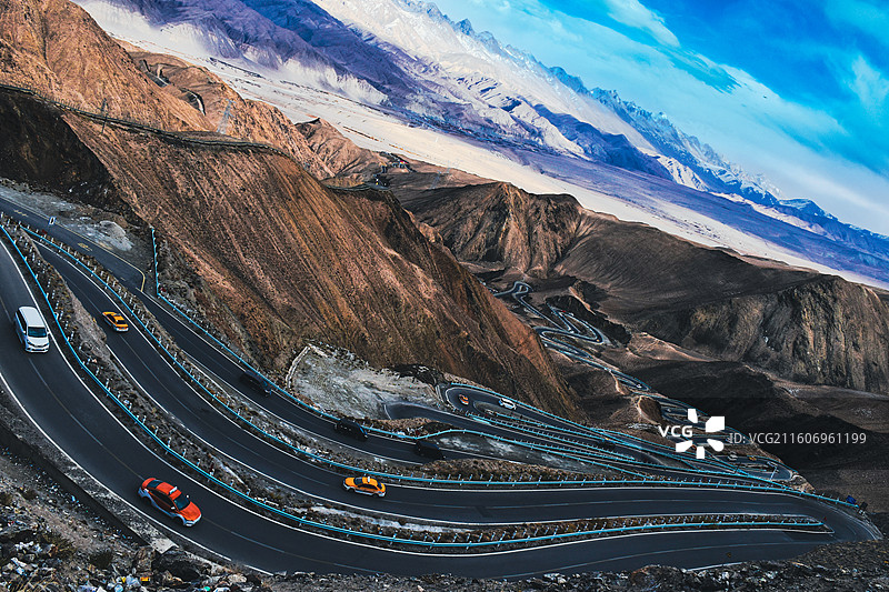 帕米尔高原盘龙古道蜿蜒于群山之中图片素材