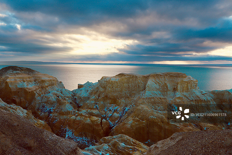 2025年11月29日，新疆阿勒泰北屯乌伦古湖夕照：静谧神秘的水上雅丹图片素材
