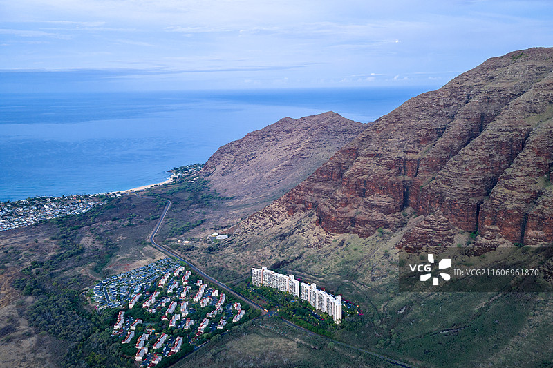 夏威夷火山地貌与海边社区图片素材