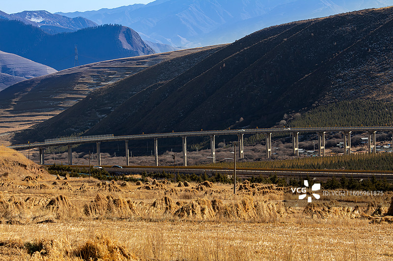 青海贵德拉脊山图片素材