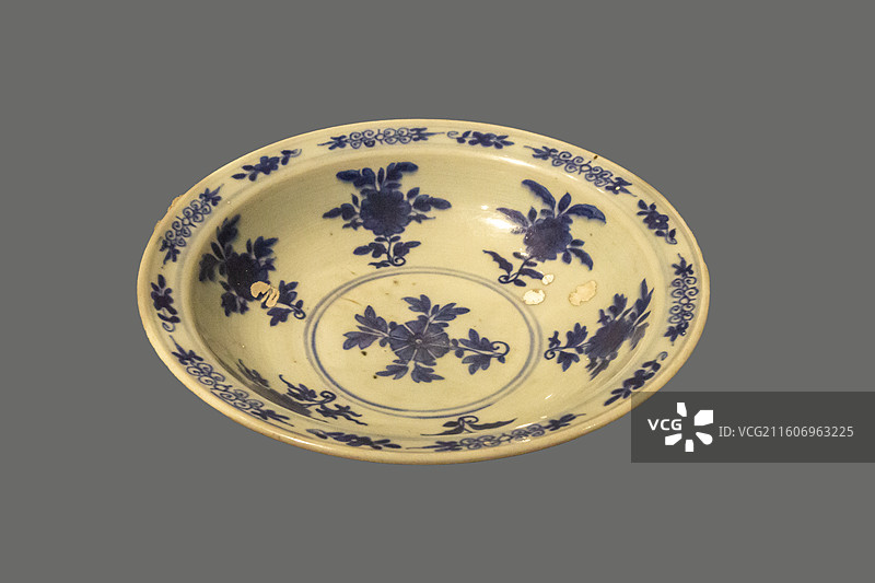 北京市通州区博物馆：清康熙青花大盘（清代，瓷器，1984年4月出土于郎府乡张各庄村）图片素材