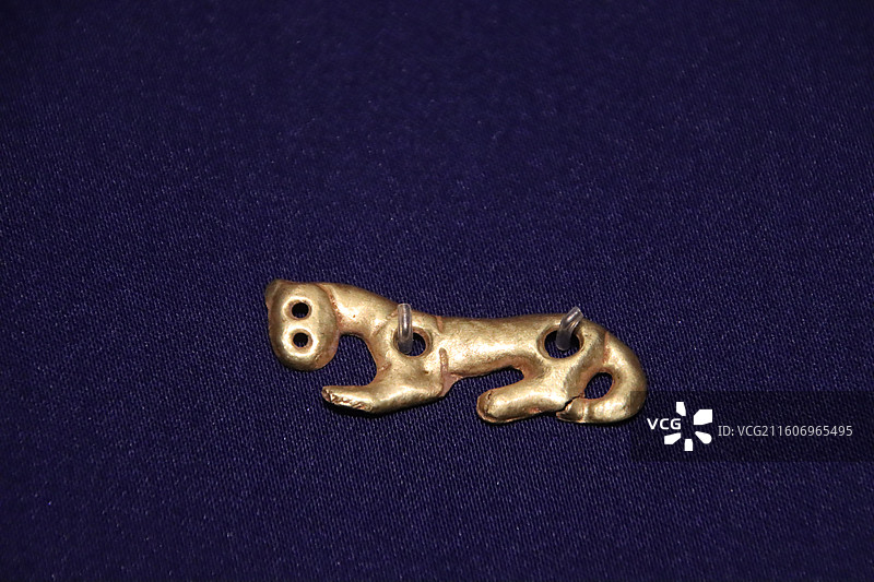 首都博物馆香港故宫文化博物馆藏古代金器展：虎形饰牌（公元前6—公元前5世纪，香港故宫文化博物馆）图片素材