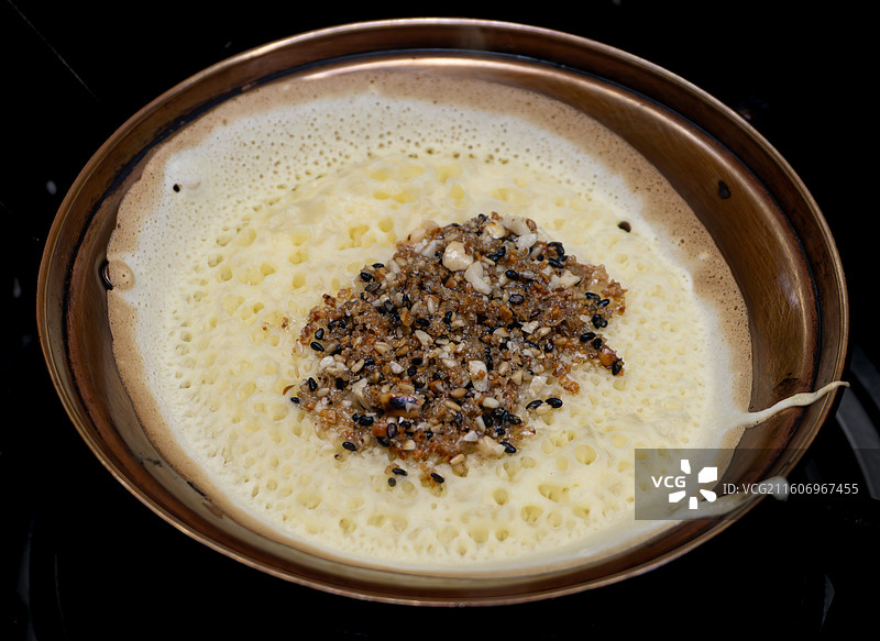 制作中的四川成都传统小吃蛋烘糕图片素材