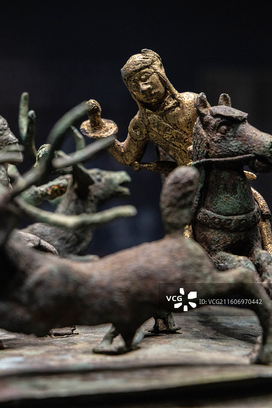 上海中国航海博物馆印证滇国云南古滇文明特展叠鼓形狩猎场面铜贮贝器 西汉 云南昆明晋宁石寨山M71图片素材