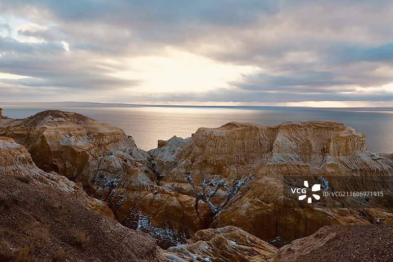 2025年11月29日，新疆阿勒泰北屯乌伦古湖夕照：静谧神秘的水上雅丹图片素材