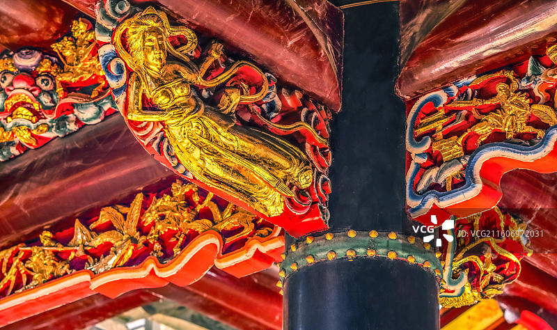 福建泉州浔埔顺济宫妈祖宫一进精美绝伦奇特木质柱梁栋雕刻人物额枋彩绘鎏金侧视特写图图片素材