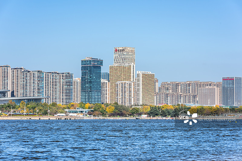 山东省日照市万平口海滨风景区沿岸摩天大楼城市风光图片素材
