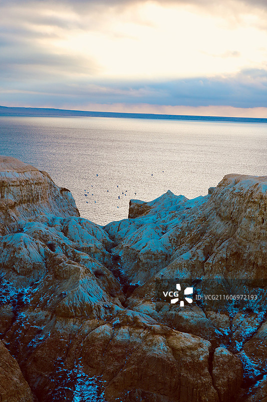 2025年11月29日，新疆阿勒泰北屯乌伦古湖夕照：静谧神秘的水上雅丹图片素材