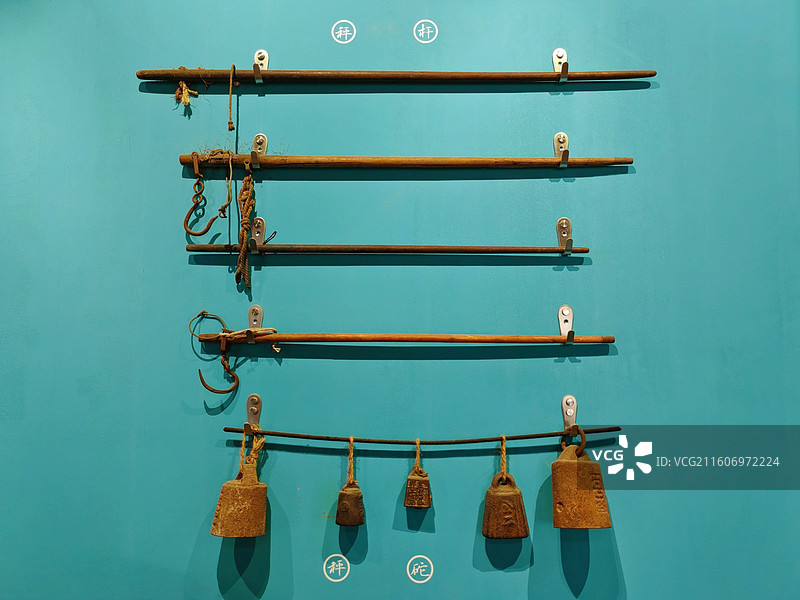 传统木质杆秤与铁制秤砣 民俗老物件展陈场景素材 山西茶文化体验馆 祁县渠家大院 昭馀古城 晋商文化图片素材